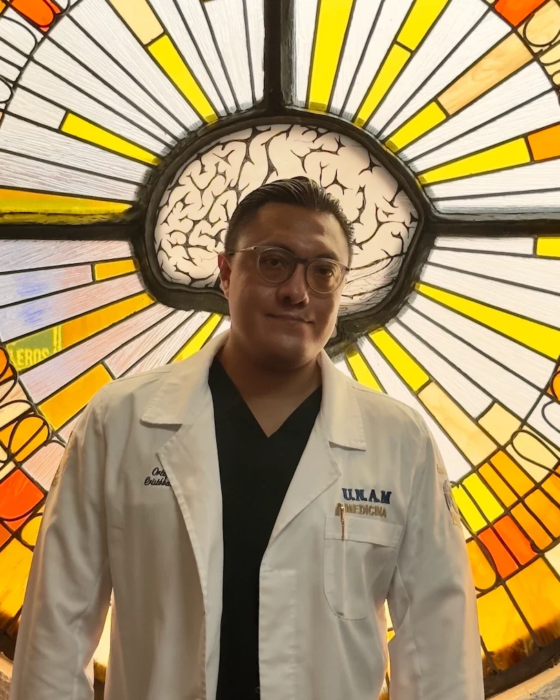Dr. Cristóbal J. Ortega-Arenas con bata de la Facultad de Medicina de la UNAM